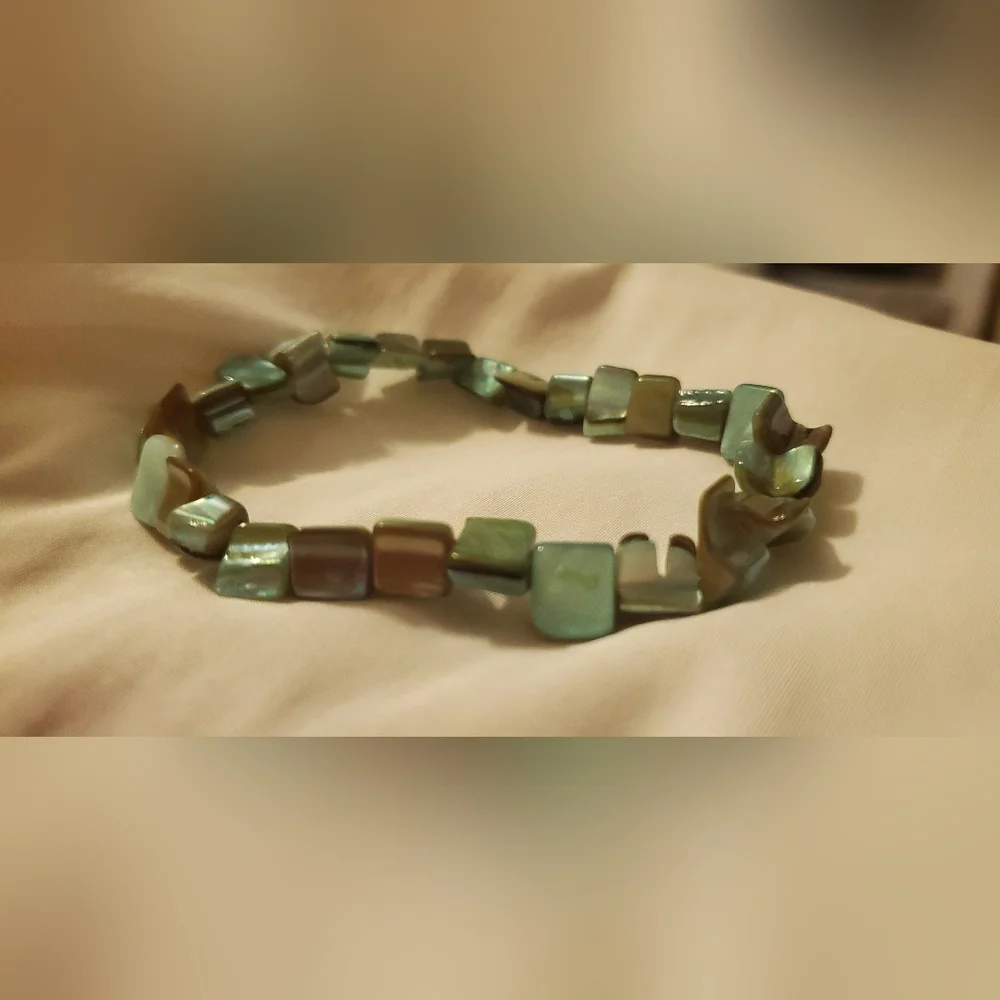 Shell 🐚 Handmade Stretch Bracelet - Picture 2 of 4